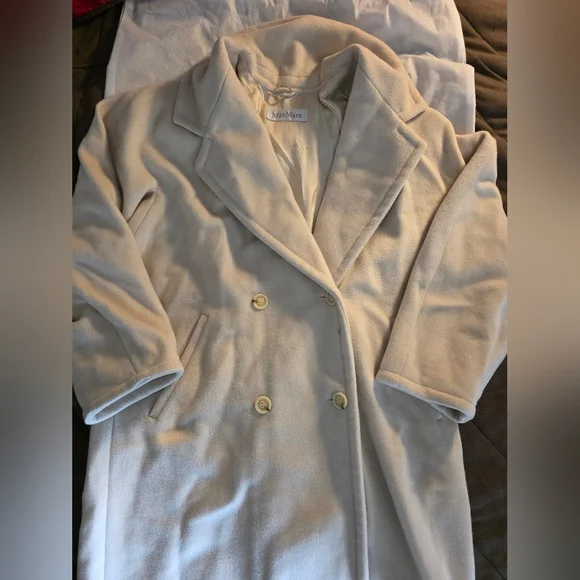 Max Mara HOT ITEM! The ORIGINAL Double Breasted Icon Coat in Neutral. Sz 6/38.